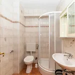 Appartamento Beautiful Apartment In Okrug Gornji