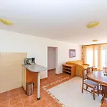 Beautiful Apartment In Okrug Gornji