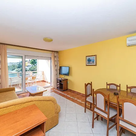 Beautiful Apartment In Okrug Gornji Appartamento