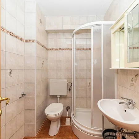Appartement Amazing Apartment In Okrug Gornji With Wifi