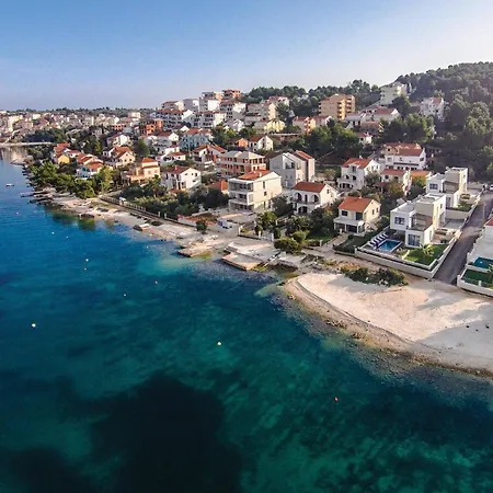 Beautiful Apartment In Okrug Gornji Lejlighed