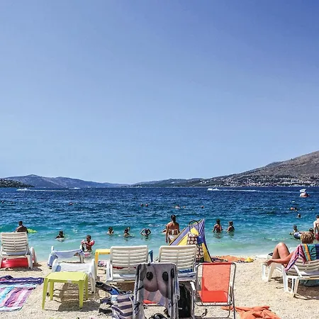 Beautiful Apartment In Okrug Gornji *