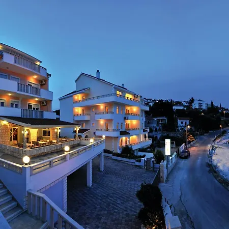 Appartement Amazing Apartment In Okrug Gornji With Wifi *