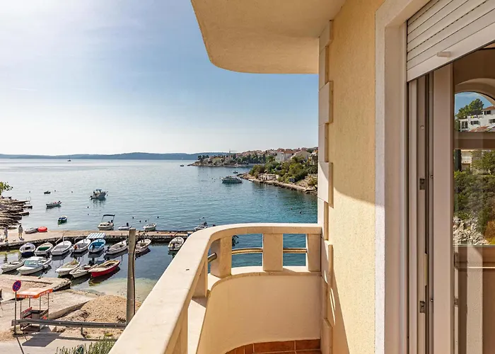Beautiful Apartment In Okrug Gornji Apartment *