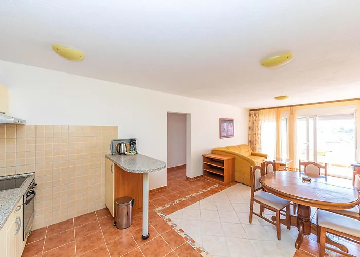Beautiful Apartment In Okrug Gornji