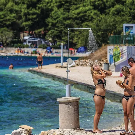 아파트 Beautiful Apartment In Okrug Gornji