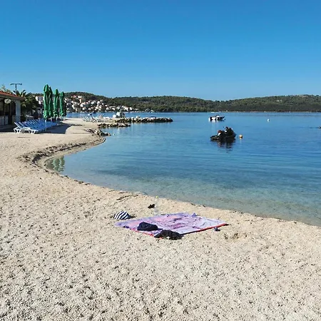 아파트 Beautiful Apartment In Okrug Gornji