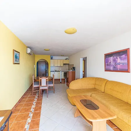 Beautiful Apartment In Okrug Gornji 트로기르