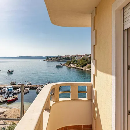 Beautiful Apartment In Okrug Gornji 아파트 *