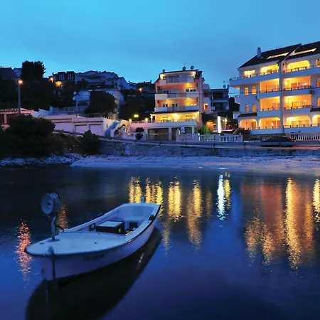 Apartamento Amazing Apartment In Okrug Gornji With Wifi