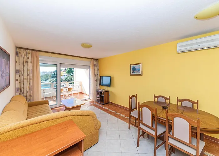 Beautiful Apartment In Okrug Gornji Apartament