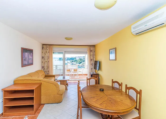 Beautiful Apartment In Okrug Gornji * Trogir