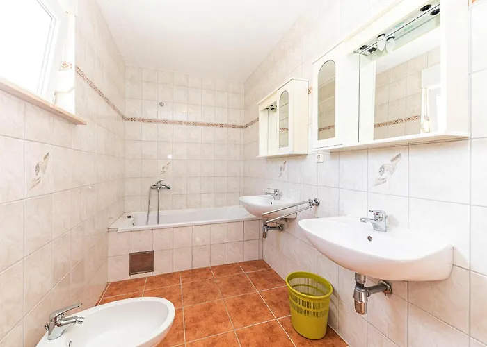 Beautiful Apartment In Okrug Gornji